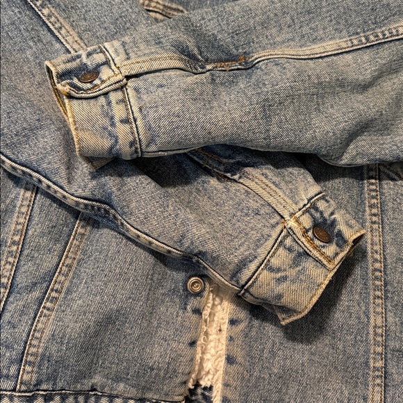 Levi's Classic Blue Denim Jacket with Sherpa Lining - Picture 4 of 6